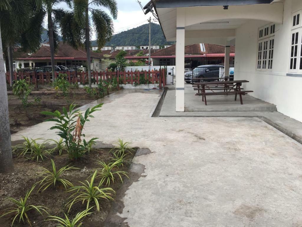 The Garden Vacation Home Lumut Exterior foto